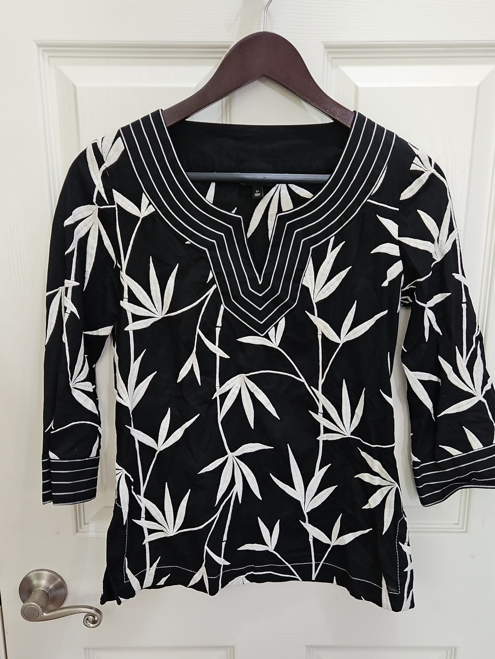 Talbots Black White Bamboo Leafed Split Notch Neck Raised Embroidered Top Sz 2P